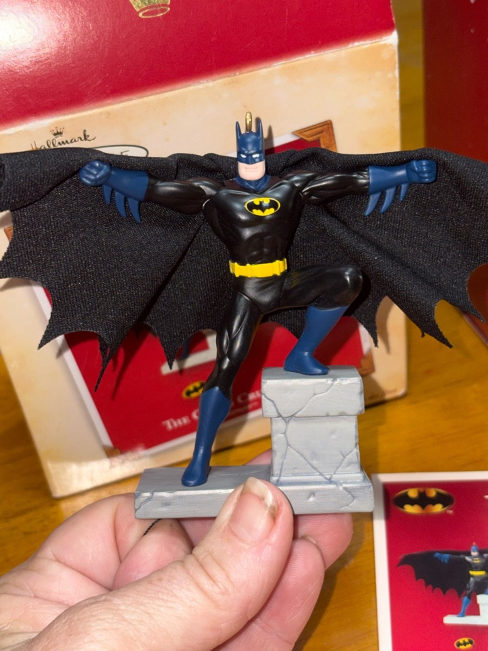 2004 Hallmark Keepsake "The Caped Crusader" Batman ornament - Picture 7 of 8
